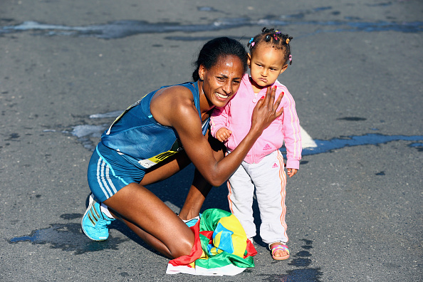 Aselefech Mergia Medessa celebrates with her daughter following her victory ©Getty Images