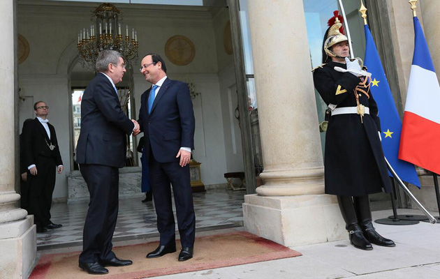 Thomas Bach and François Hollande meeting in Paris to discuss a potential Parisian Olympic bid ©Présidence de la République/L Blevennec