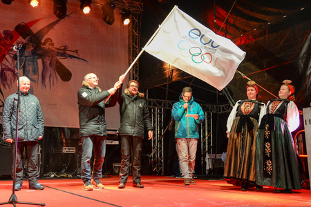 Karl Stoss and Leo Kranz, Presidents of the Austrian and Liechtenstein Olympic Committees respectively, wave the EOC flag before handing it over to the next EYOF winter edition hosts, Sarajevo and East Sarajevo ©ÖOC/GEPA