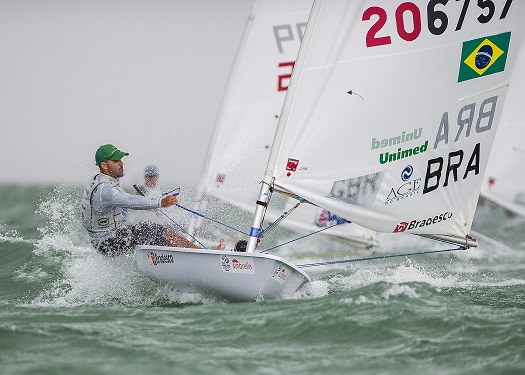 Bruno Fontes overcame the weather conditions to lead the Laser class ©ISAF