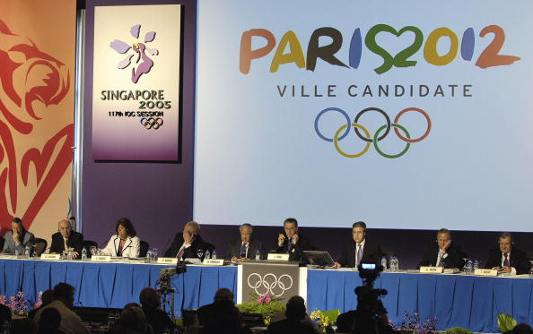Paris 2024 would seek to learn much from recent bidding contests, including from Paris's defeat to London in the race for 2012 ©AFP/Getty Images