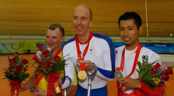 Simon Richardson (centre) celebrates his gold medal at the 2008 Beijing Paralympic Games ©Getty Images
