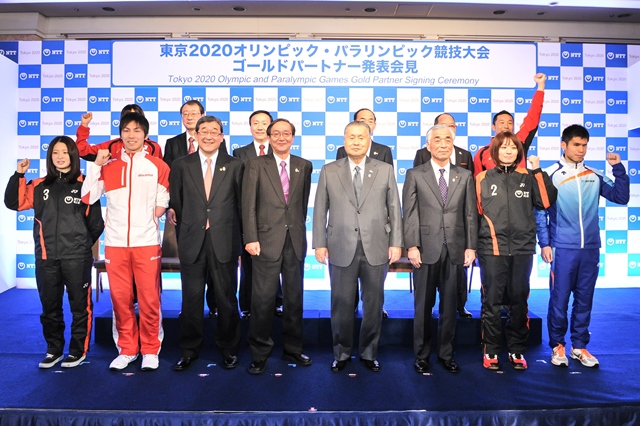 Japanese triathletes, Youth Olympic Games gold medallist Yuka Sato and three-time Olympian Hirokatsu Tayama, joined Tokyo 2020 and NTT officials at the signing ceremony ©Tokyo 2020