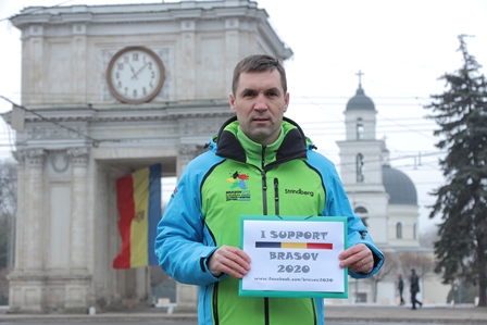 Valentin Chicu, a volunteer at the 2013 European Youth Olympic Festival in Brașov, demonstrated his backing at the National Assembly Square in Chișinău, Moldova ©Brasov 2020 Youth Olympic Games
