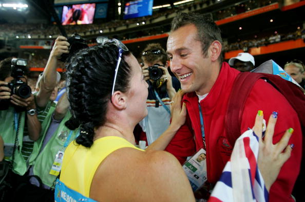 Chris Rawlinson congratulates his wife Jana Pittman after helping coach her to the Commonwealth 400m hurdles title in 2006 ©Getty Images