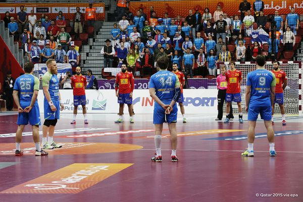 Spain and Slovenia's players observe a minute's silence before their match to honour the passing of the King of Saudi Arabia ©Qatar2015