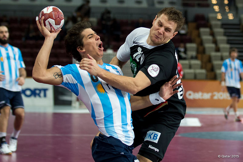 Action from Germany's 28-23 win over Argentina which guarantees the wild cards top spot in Group D ©Qatar2015
