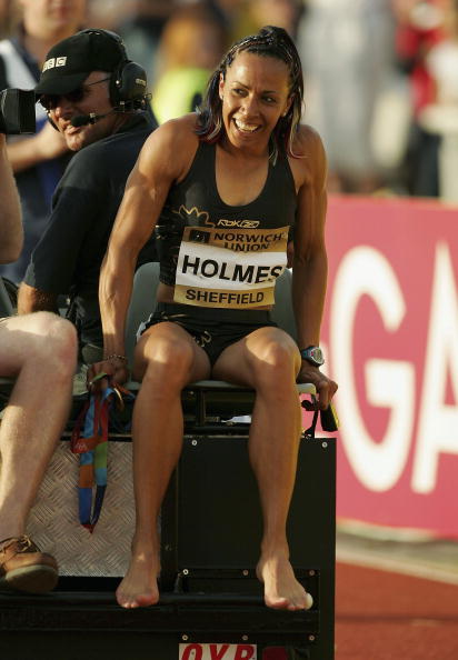 Mobile Holmes - Kelly says farewell on the back of a TV camera buggy after limping home last in her Sheffield "swansong" in 2005, a year after her double Olympic triumph ©Getty Images