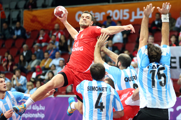 Poland on the attack in their 24-23 win over Argentina today at the Qatar World Handball Championships ©Qatar2015