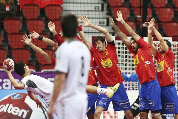 Spain strain for the ball - but the defending champions were not really stretched as they confirmed a place in the Qatar 2015 World Handball Championships last 16 with a 37-16 win over Chile ©Qatar2015