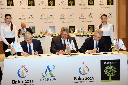 An agreement has been signed between Baku 2015 chief executive Azad Rahimov and representatives from Azersun and Bazarstore ©Baku 2015