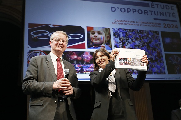 Anne Hidalgo (right) receives the report on Paris' candidacy for the 2024 Olympic and Paralympic Games from Bernard Lapasset (left), President of the French International Sport Committee ©Getty Images