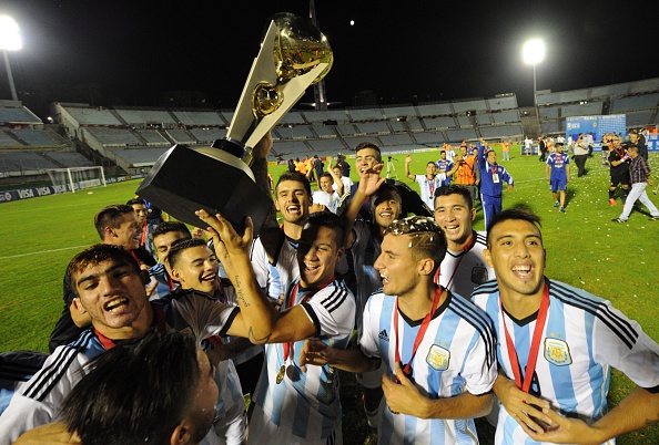 Argentina celebrate winning the South American Under-20 tournament and qualifying for Rio 2016 ©AFP/Getty Images