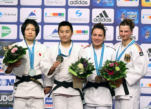 Ma Yingnan (centre, left) clutches her gold medal ©IJF
