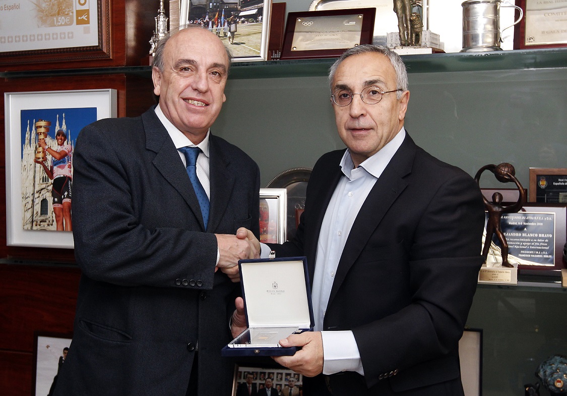 Pere Robert was presented the award by Spanish Olympic Committe President Alejandro Blanco ©Spanish Olympic Committee