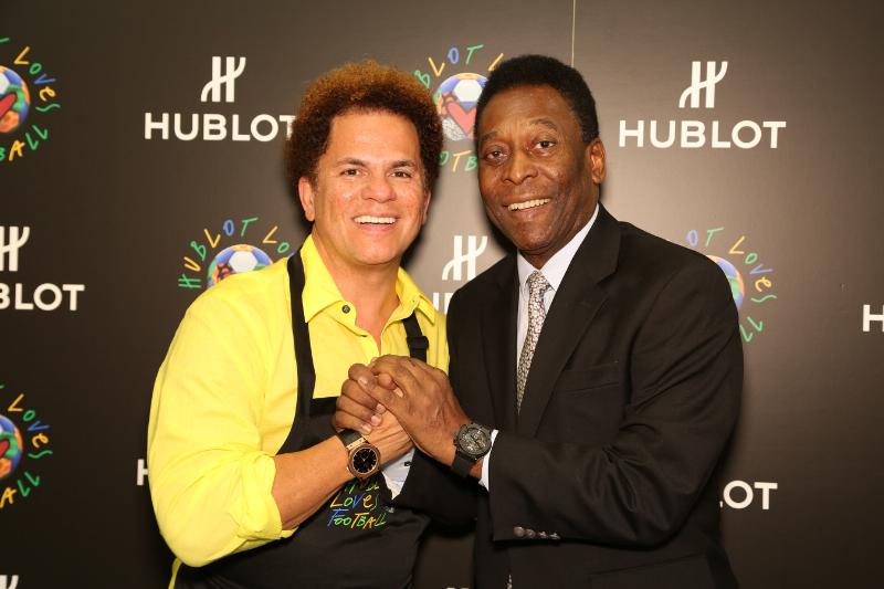 Romero Britto, pictured left with Brazilian football legend Pelé, has a longstanding association with major sports events, including the last two FIFA World Cups ©Romero Britto