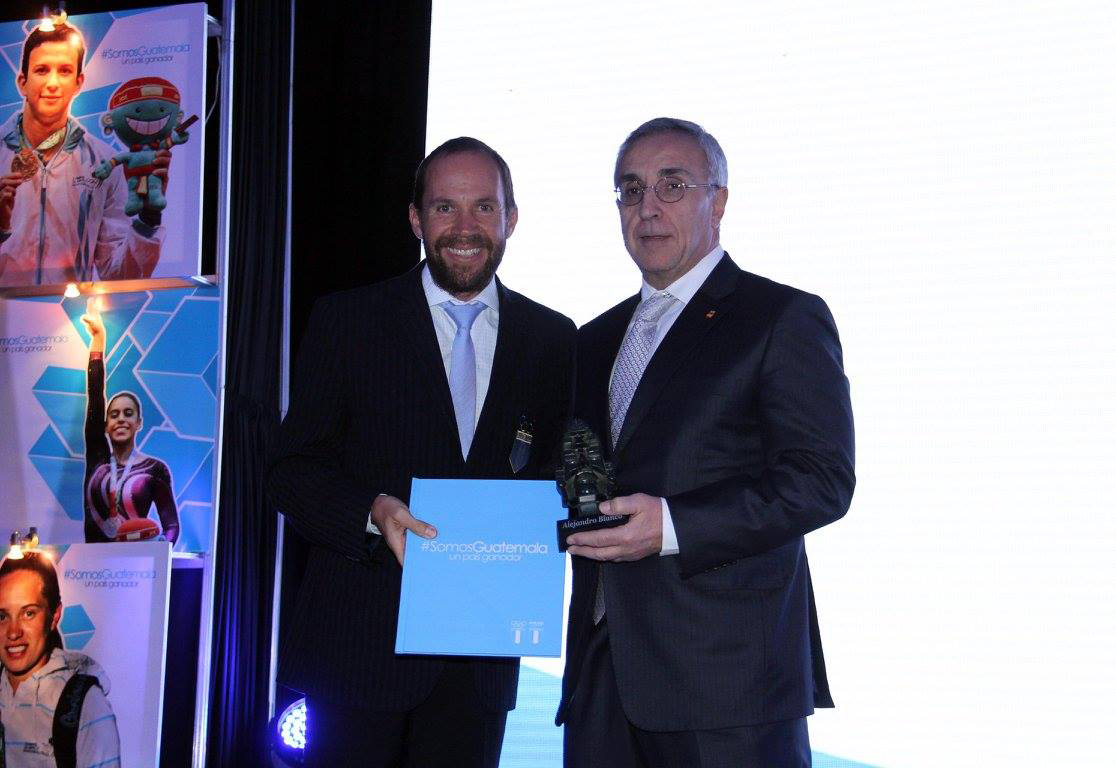 Spanish Olympic Committee President Alejandro Blanco (right) was given the highest honour by the Guatemalan Olympic Committee for his continued help in developing the sport across the country ©COE