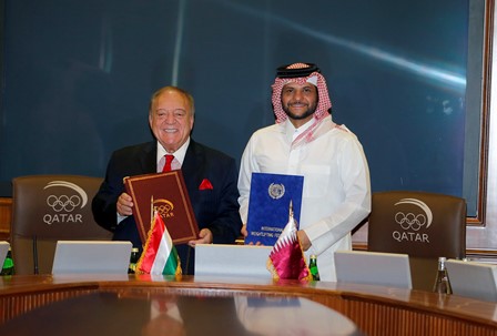 Tamás Aján (left) and Sheikh Saoud Bin Abdulrahman Al-Thani (right) at the signing of the Memorandum of Understandings ©QOC