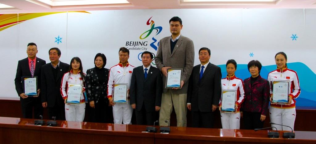 The sporting ambassadors, with the giant figure of Yao Ming in the centre, pose following their unveiling ©Beijing 2022