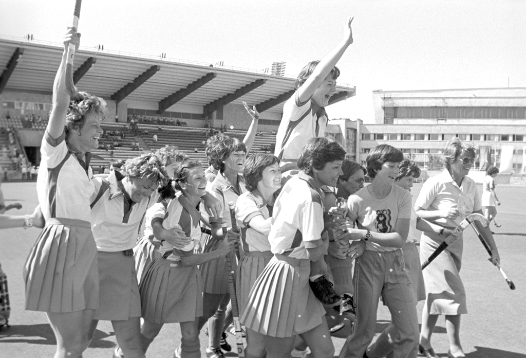 Zimbabwe's women's hockey team celebrate their Olympic gold medal at Moscow 1980 ©Hulton Archive/Getty Images