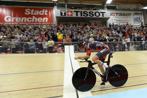 Rohan Dennis crosses the line at the Grenchen velodrome to set a new world hour record of 52.491km ©AFP/Getty Images