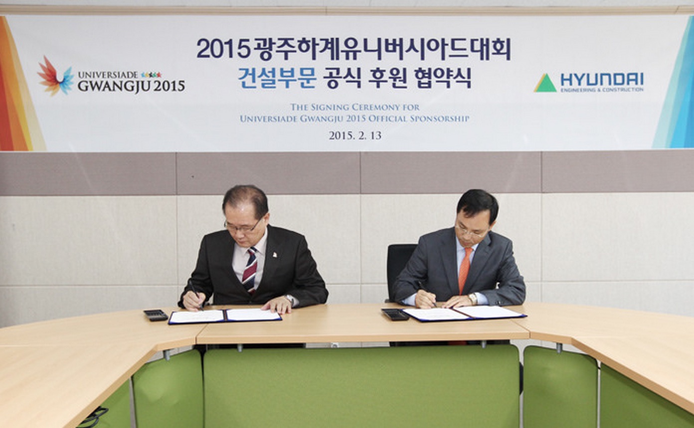 Kim Yoon-suk and Kim Jung-chul sign the partnership agreement between Gwangju 2015 and Hyundai Engineering and Construction ©Gwangju 2015