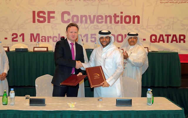 Laurent Petrynka (left), President of the ISF, with Sheikh Saoud Bin Abdulrahman Al-Thani (right), secretary general of the QOC and President of the QOA, at the signing of the MoU ©QOC