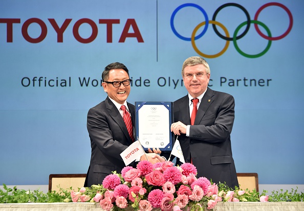 Akio Toyoda (left) President of Toyota and IOC counterpart Thomas Bach display the signing of Toyota's TOP sponsorship last week ©Getty Images