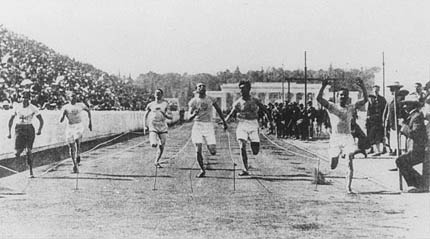 Archie Hahn, in the inside lane, winning the Olympic 100 metes at St Louis 1904  ©Hulton Archive/Getty Images