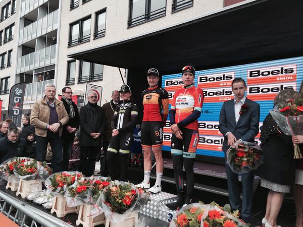 Jolien  D'Hoore clinched the first Womens Road World Cup with UCI President Brian Cookson in attendance ©Twitter