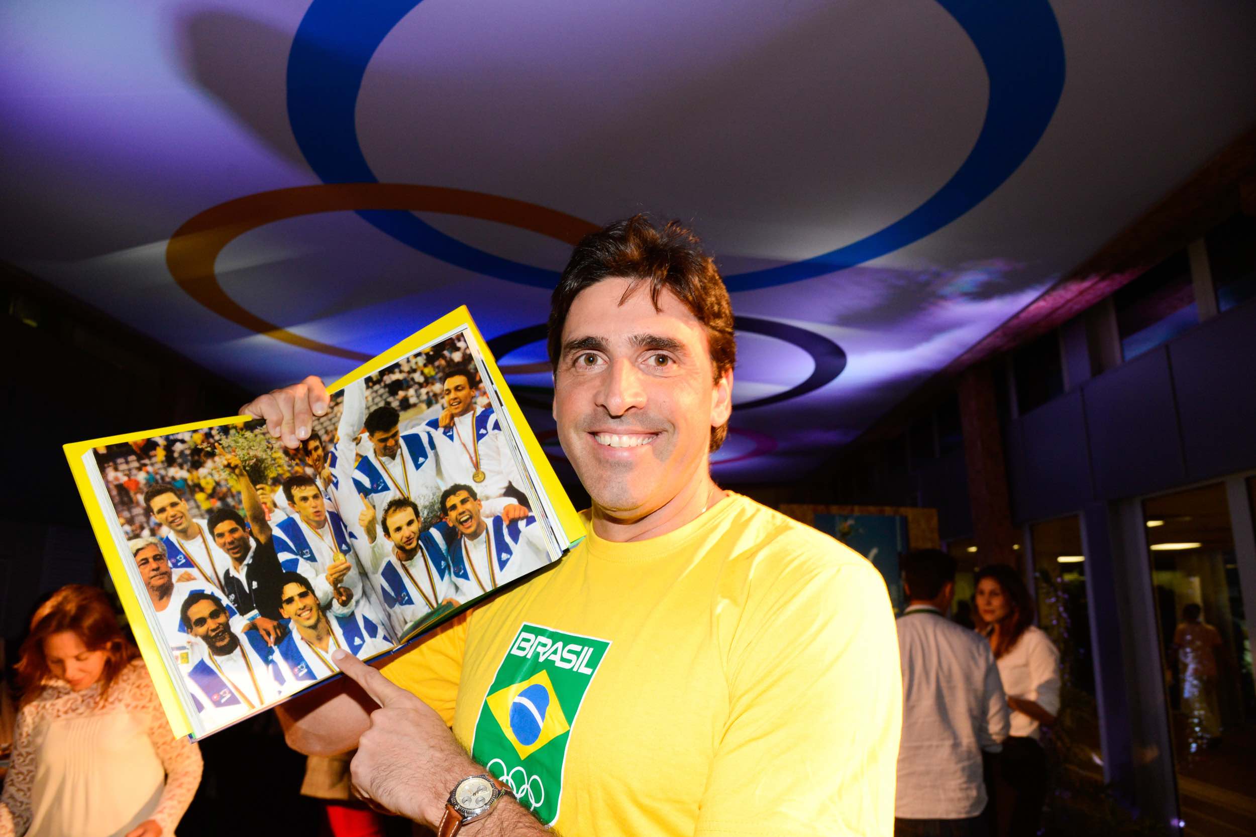 Giovane Gávio points himself out in a photo of the gold medal winning Brazilian 1992 Olympic volleyball team ©Rio 2016/Alex Ferro