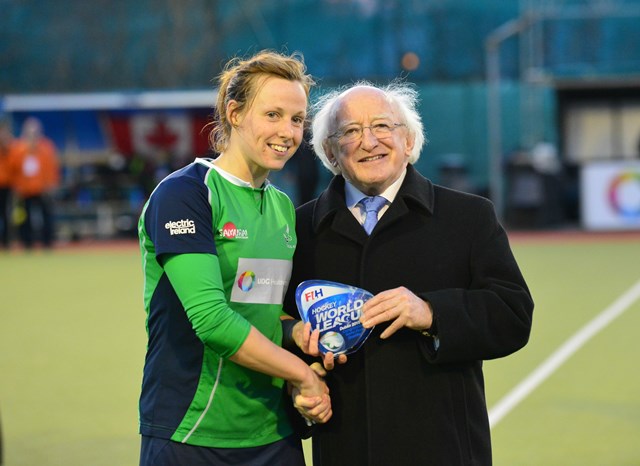 Ireland captain Megan Frazer receives the HWL Round 2 trophy from President of Ireland, Michael D Higgins ©FIH/Adrian Boehm