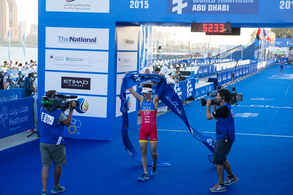 Mario Mola ensured their was Spanish success on the Gulf course after breaking clear on the run ©ITU