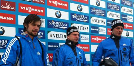 Martins Dukurs (centre) leads at the halfway point of the World Championship skeleton competition ©FIBT