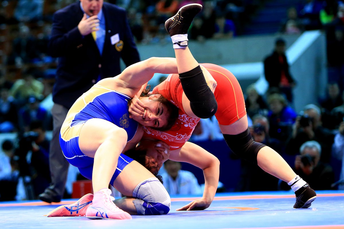 Natalia Vorobeva (left) was among the winners for Russia on the home mat in St Petersburg ©United World Wrestling/Martin Gabor