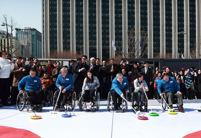 ancouver 2010 Olympic gold medallist Kim Yuna (third from left) and Pyeongchang 2018 President Cho Yang-ho (third from right) were among the personalities who had a go at wheelchair curling during the South Korean city's Paralympic Day ©Pyeongchang 2018