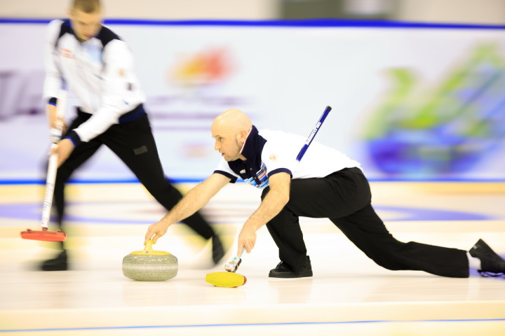 Russia's men's curling team suffered two defeats on the opening day ©Ugra 2015