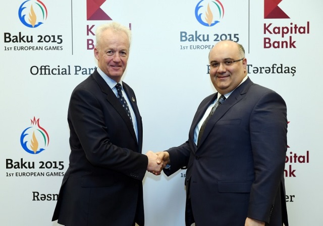 Simon Clegg (left), chief operating officer of Baku 2015, and Rovshan Allahveerdiyev (right), chairman of the Board at Kapital Bank, shake on the agreement ©Baku 2015