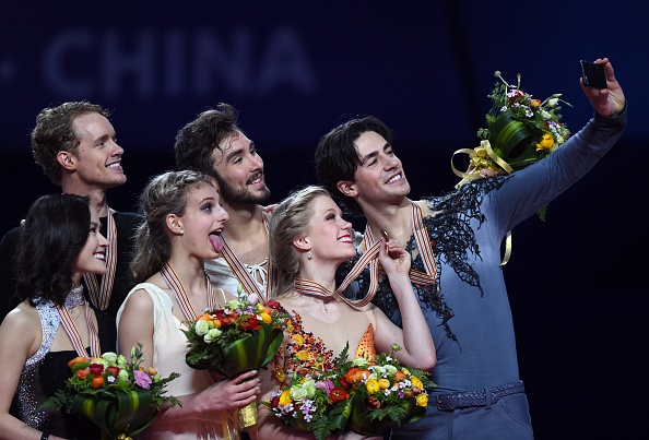 The ice dance medallists pose for a selfie ©AFP/Getty Images