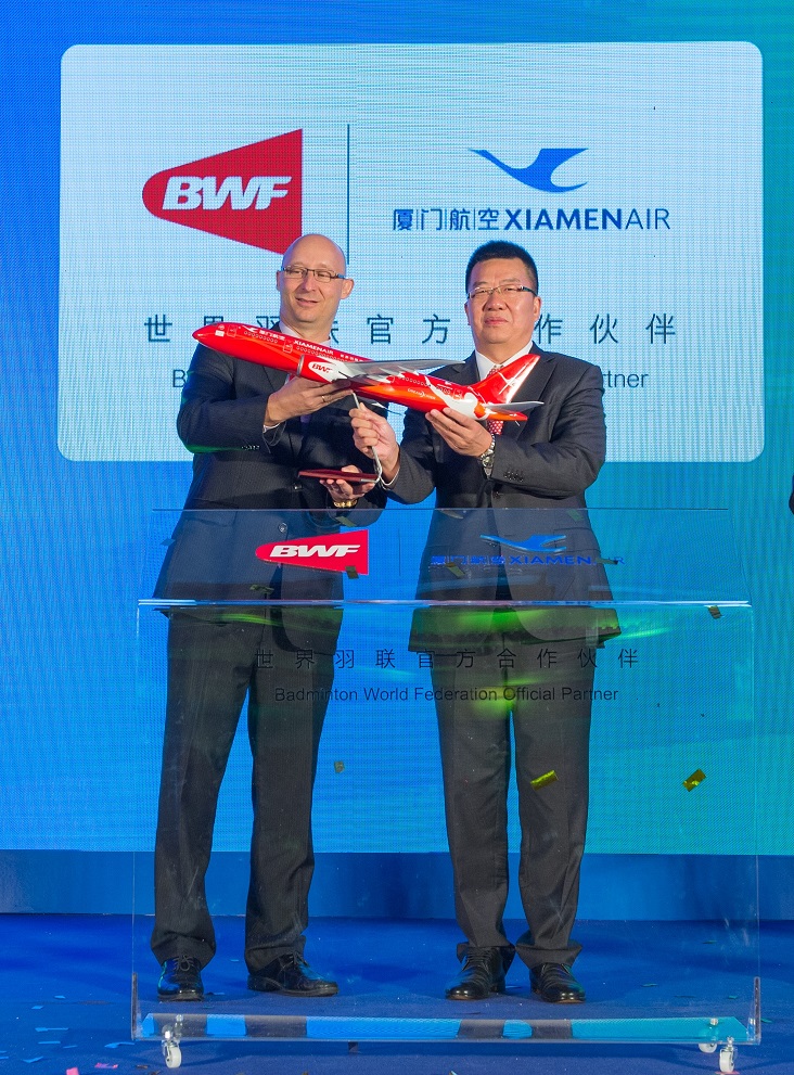BWF Secretary General Thomas Lund and Zhao Dong deputy general manager of Xiamen Airlines exchanged gifts to launch the partnership ©BWF