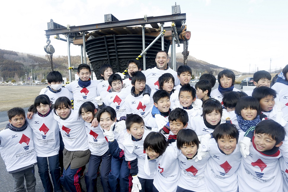 Koji Murofushi cleaned the Tokyo 1964 Olympic Cauldron with school children ©Shugo Takemi