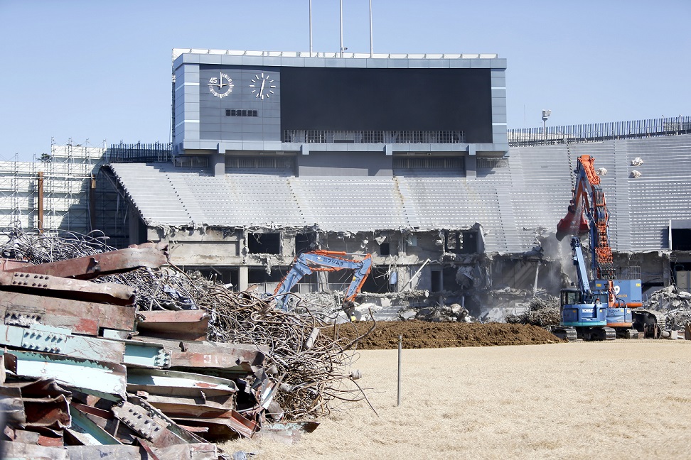 Demolition of the old National Stadium is scheduled to finish in September ©Tokyo 2020/Shugo Takemi