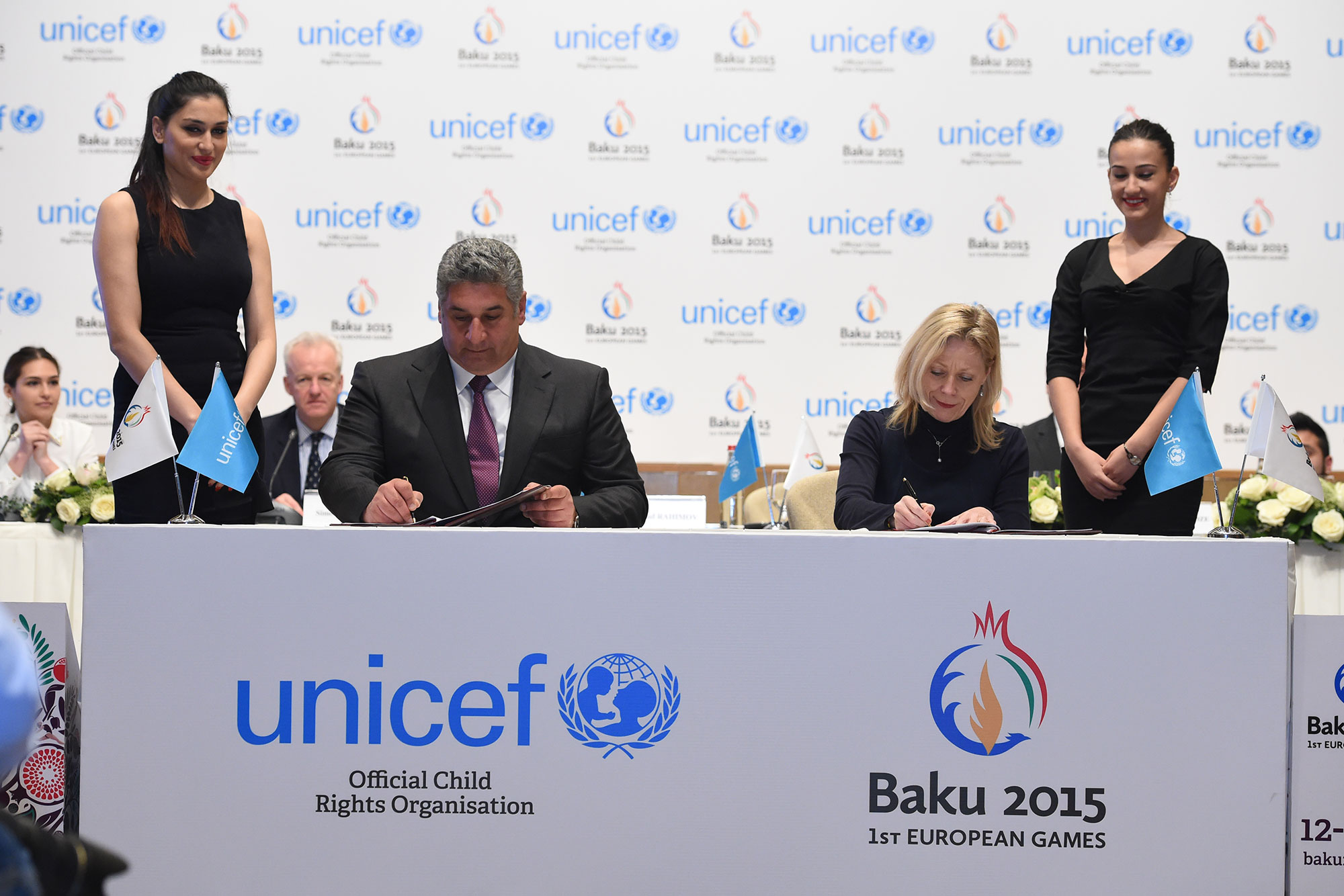 Minister Rahimov and Ms Poirier sign the historic agreement ©Baku2015