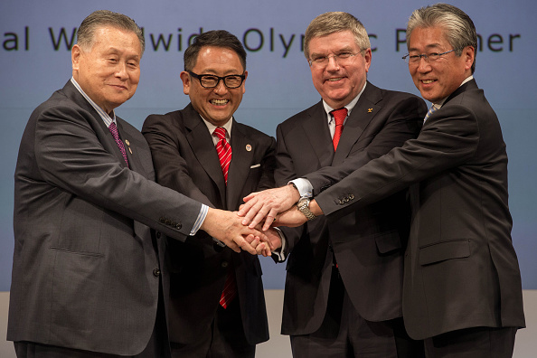 Yoshirō Mori (left), President of Tokyo 2020, and Tsunekazu Takeda (right), chairman of the IOC's Marketing Commission, join Akio Toyoda and Thomas Bach in marking the agreement ©Getty Images