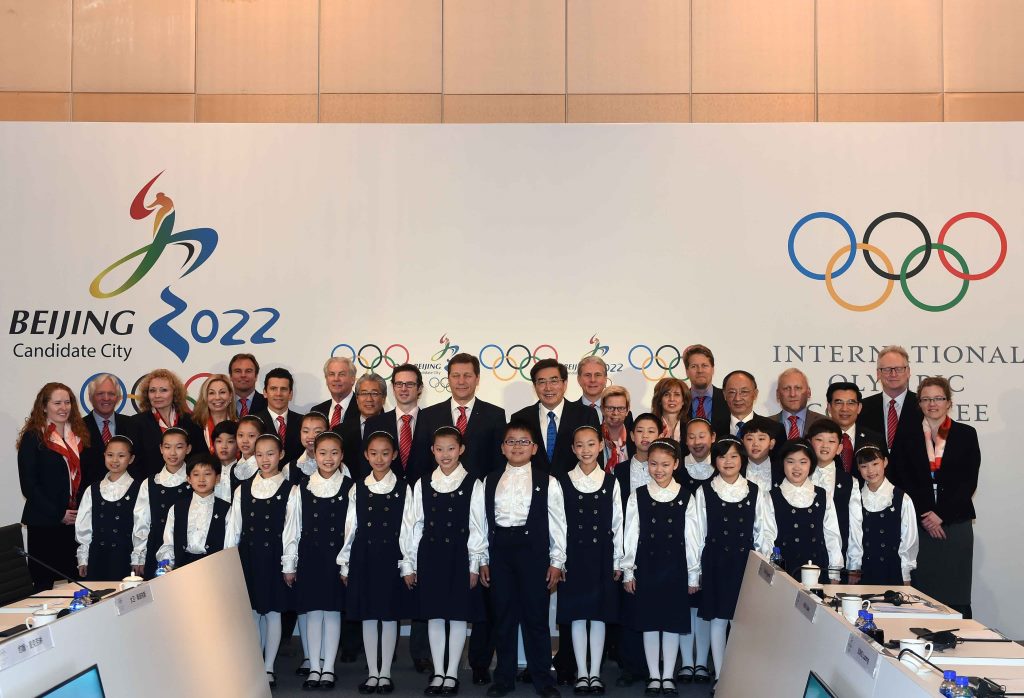 Young Chinese singers pose with the IOC Evaluation Commission and Beijing 2022 officials ©Beijing 2022