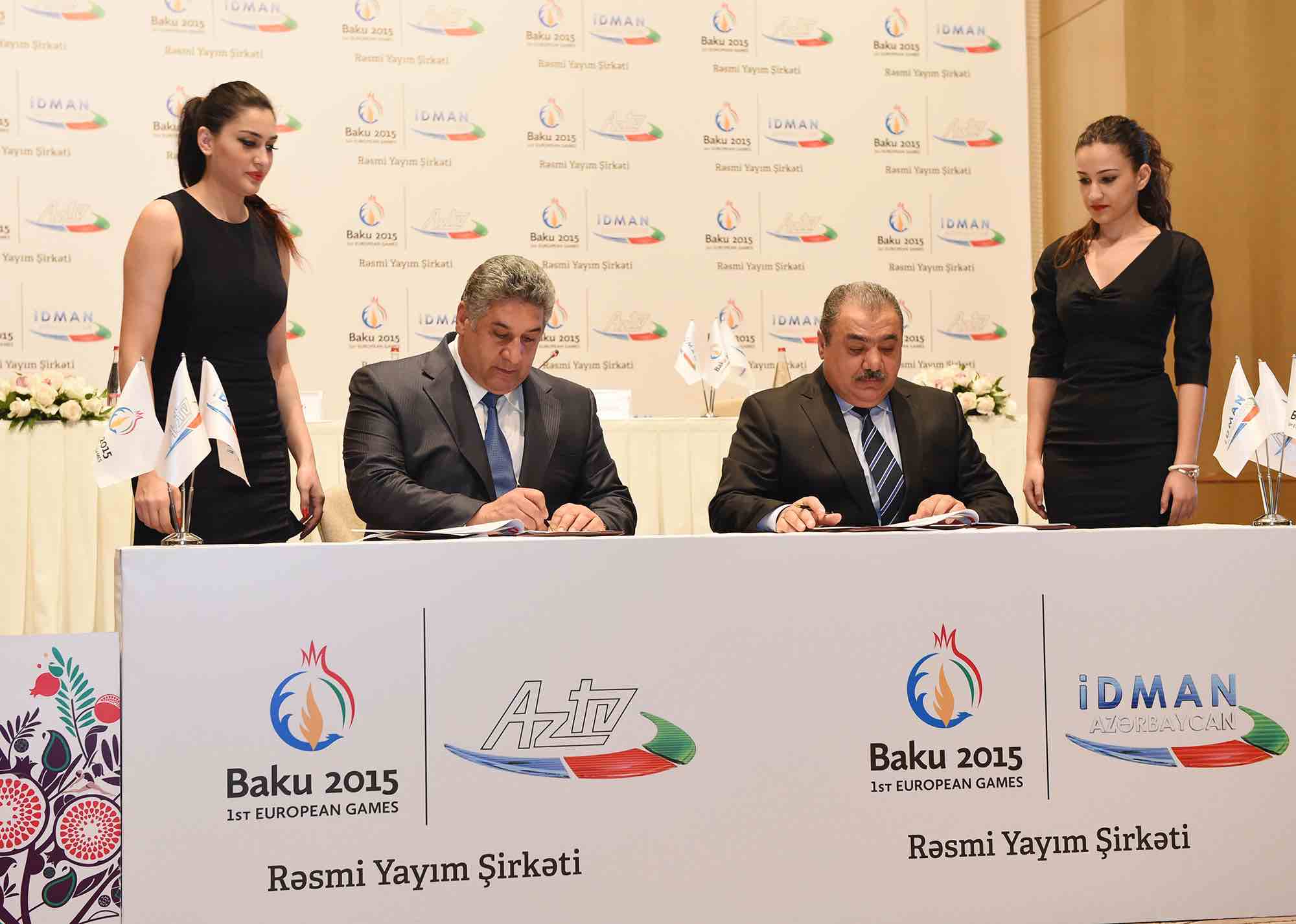 Azad Rahimov and Arif Alishanov signing the broadcast contract ©Baku 2015