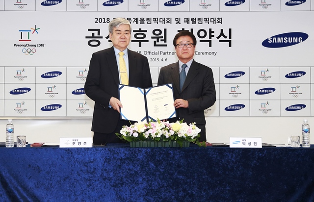 Cho Yang-ho (left), President of Pyeongchang 2018, and Park Sangjin (right), President of corporate relations at Samsung, hold the agreement ©Pyeongchang 2018