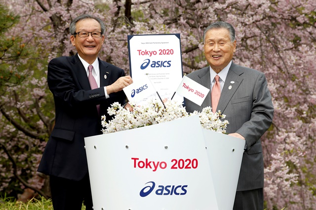 Motoi Oyama (left), President, chief executive and representative director of Asics, and Yoshirō Mori (right), Tokyo 2020 President, at the signing ceremony ©Tokyo 2020