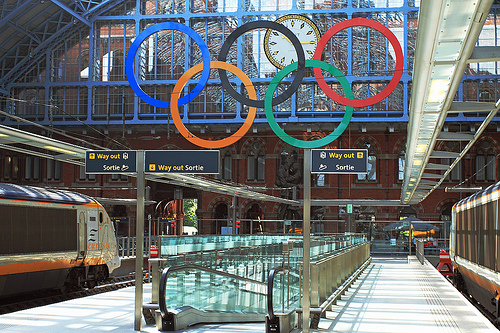 Eurostar_trains_under_Olympic_rings_at_St_Pancras