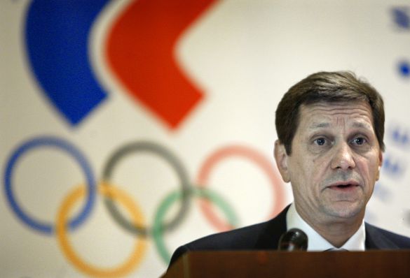 Alexander_Zhukov_in_front_of_Olympic_rings